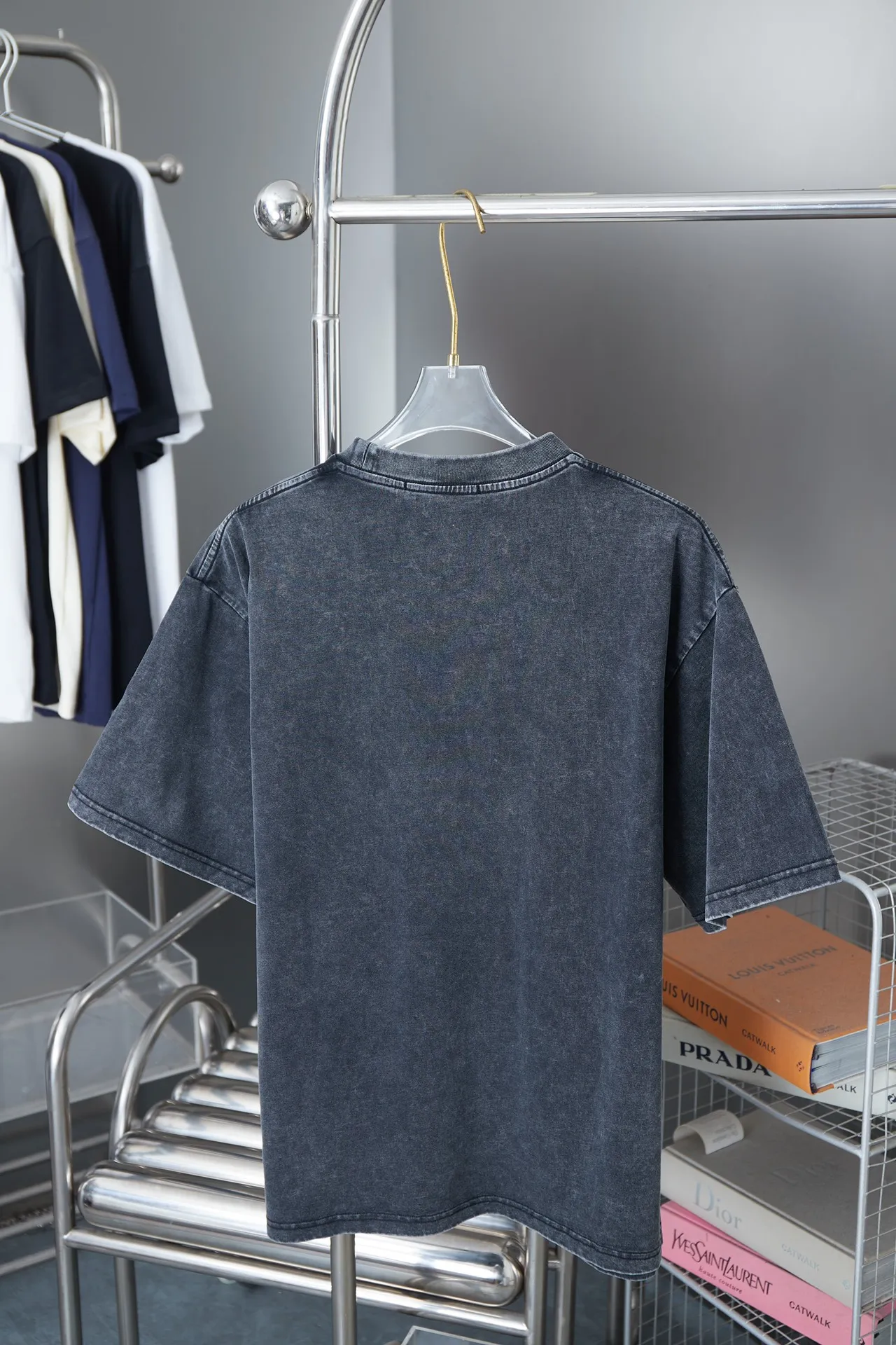 🅿️200 1V / Washed Ribbed T-shirt This washed T-shirt uses garment dyeing technology to present a lazy retro atmosphere. The logo and Monogram flower eyelets are embroidered on the chest and neckline respectively. With the rib elements extending from the collar to the sleeves, the trendy design shows a casual style.  The exquisite embroidery machine combines complex embroidery needlework and fine detail processing to create a three-dimensional embroidery effect. The classic trademark letter design restores consistent size spacing; the embroidery is fine and dense, the font is clear and the lines and three-dimensionality are strong. Combined with eyelet embroidery technology, it can express very delicate floral patterns due to the fineness of eyelet embroidery technology.  Garment distressing gives fabrics a vintage, nostalgic look by simulating the effects of long-term use and natural wear and tear. The snowflake pattern area is treated to simulate a fading effect; softeners are usually used during the treatment process to make the fabric softer and more comfortable. S M L XL